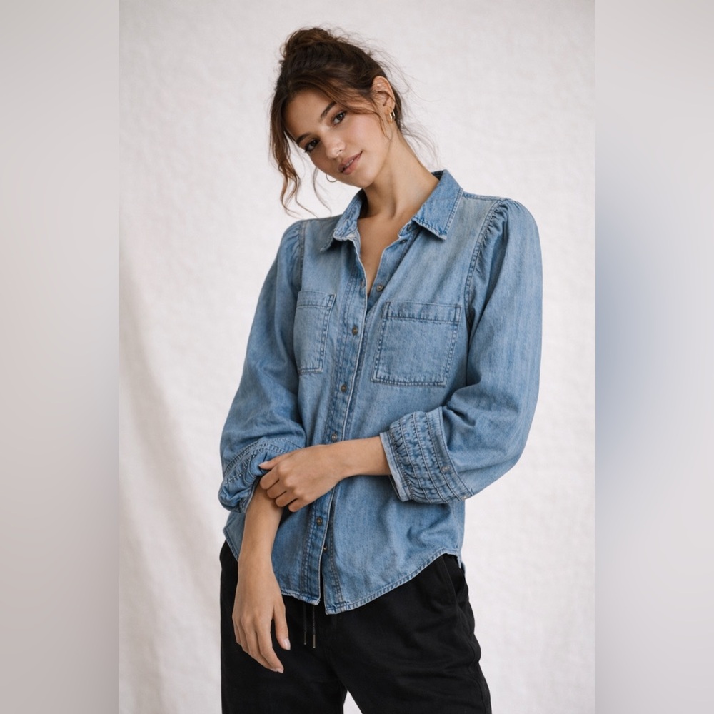 💙 NWT! Balloon Sleeve Denim Shirt